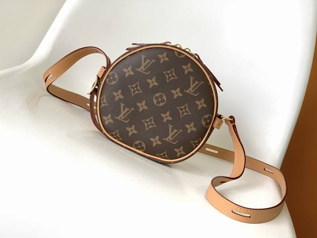 Nicolas GhesquièRe 向路易威登的旅行传承汲取灵感,打造 Bote Chapeau Souple 手袋。Monogram 帆布和牛皮革饰边展露典 Nicolas GhesquièRe 向路易威登的旅行传承汲取灵感,打造 Bote Chapeau Souple 手袋。Monogram 帆布和牛皮革饰边展露典