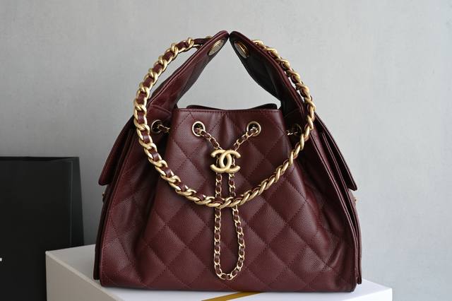 白金版正品级 包装如图全新到货 新色嬉皮购物包小号 酒红色专柜售价购入开发秀场大热门嬉皮购物袋设计独特，相当霸气的风格超大容量轻松装下日常所需逛街、旅行都是超高