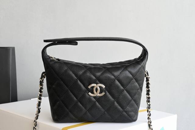 白金版正品级 包装如图全新到货 浮雕大手提饭盒包 黑色专柜售价购入开发~火热上线手提饭盒包一抹经典菱格,勾勒优雅轮廓。拎上它,你就是行走的时尚宣言解锁新高度来成 白金版正品级 包装如图全新到货 浮雕大手提饭盒包 黑色专柜售价购入开发~火热上线手提饭盒包一抹经典菱格,勾勒优雅轮廓。拎上它,你就是行走的时尚宣言解锁新高度来成