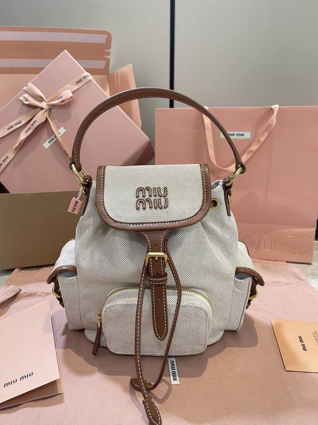Miu新品学院风双肩包：5Bz043，帆布与高品质小牛皮的完美搭配，厚实耐磨亚麻混纺内衬，这款皮革双肩包采用校园风设计，融合精湛工艺与休闲态度，别致的多口袋设计