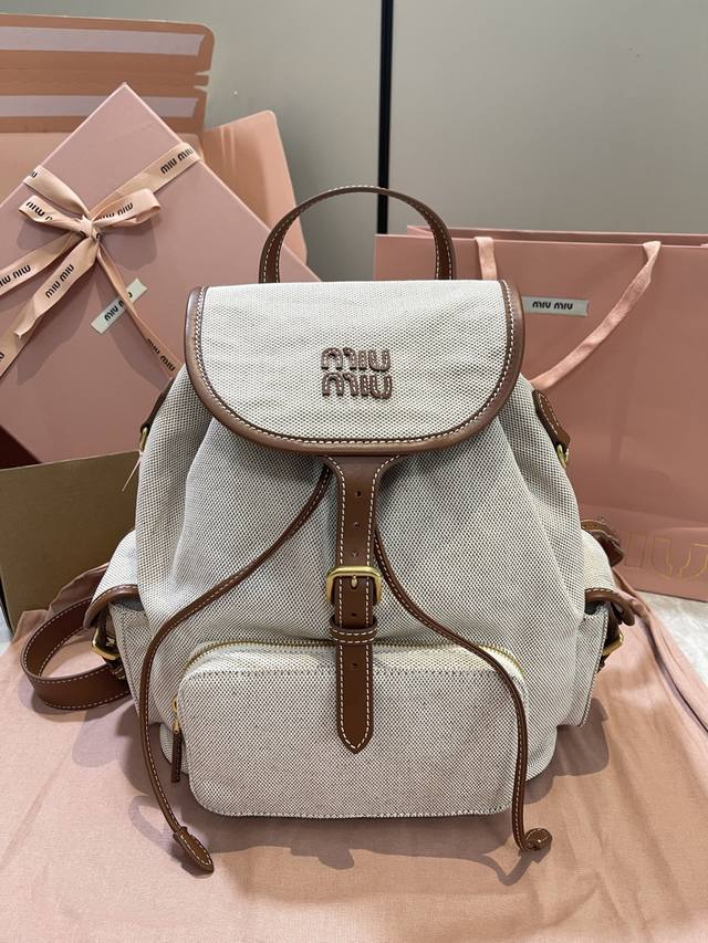 大号 Miu新品学院风双肩包：5Bz042，帆布与高品质小牛皮的完美搭配，厚实耐磨亚麻混纺内衬，这款皮革双肩包采用校园风设计，融合精湛工艺与休闲态度，别致的多口