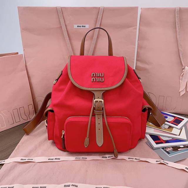 Miu新品学院风双肩包：5Bz042，帆布与高品质小牛皮的完美搭配，厚实耐磨亚麻混纺内衬，这款皮革双肩包采用校园风设计，融合精湛工艺与休闲态度，别致的多口袋设计