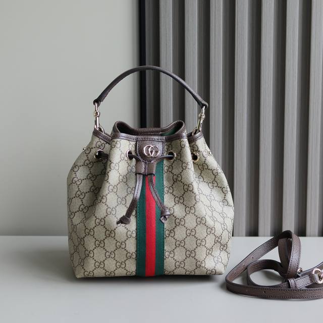 顶级原单 新品 Ophidia系列匠心演绎新颖廓形与功能，搭配标志性的米色和棕色配色，缔就质地柔软、风格时尚的包袋单品。翻盖采用标志性织带滚边。米色和深棕色Gg