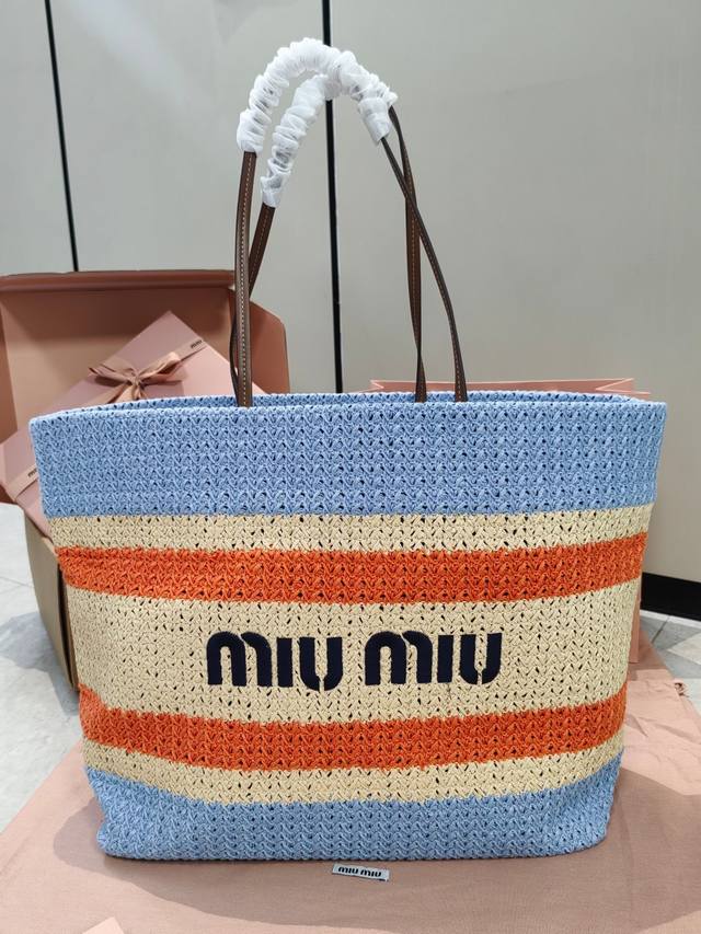 新款 编织出货5Bg228，进口拉菲草编拼绵线编织托特包，市场唯一对版品质，正面标志性Miumiu刺绣，棉布里内，超轻，容量超大，出游必备，一年四季都适用，实物