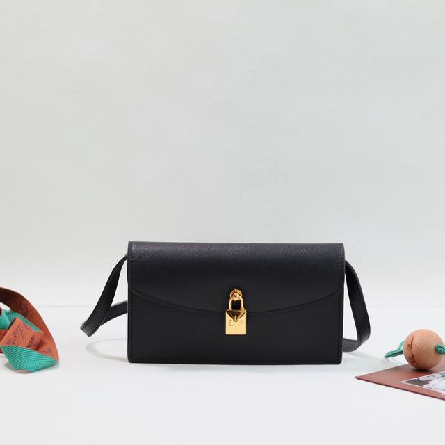 Loro Piana Pickette 手拿包颜色：克色掌纹这款优雅手拿包来自标志性Extra系列，配有多功能肩带，即可肩背，也可作为手拿包携带，采用精致小牛皮