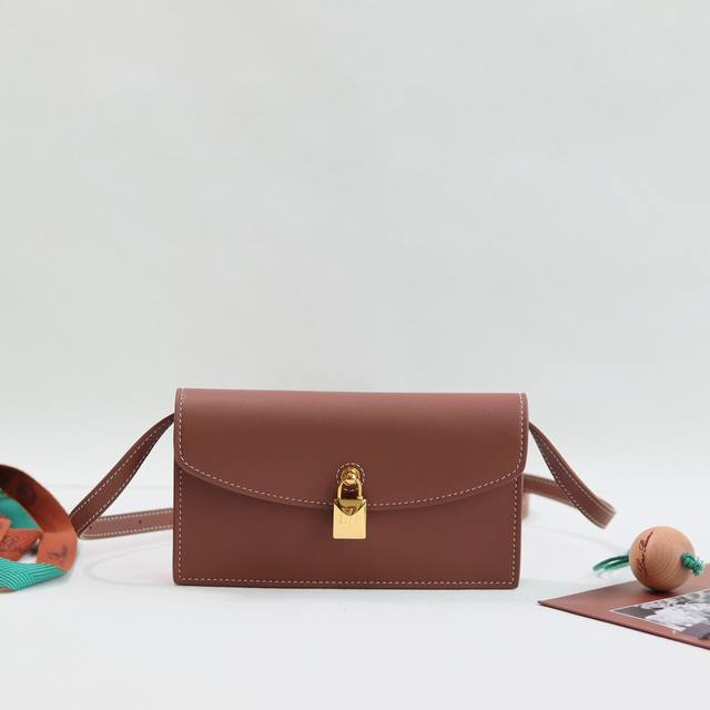 Loro Piana Pickette 手拿包颜色：枣红掌纹这款优雅手拿包来自标志性Extra系列，配有多功能肩带，即可肩背，也可作为手拿包携带，采用精致小牛皮