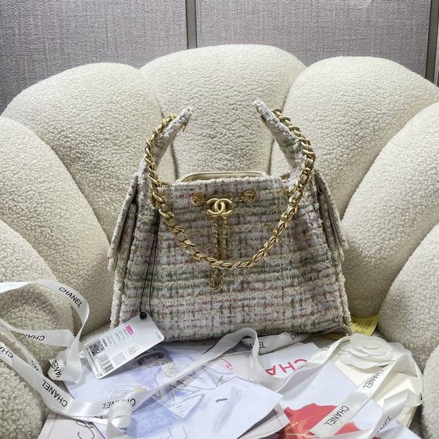 早春走秀系列尺寸：** 小号25C 早春秀款来了想不到24年夏天才刚开始25年的款就迫不及待要来了这个购物袋别叫特别的是采用磨砂皮材质单肩背特别好看 可以收缩的