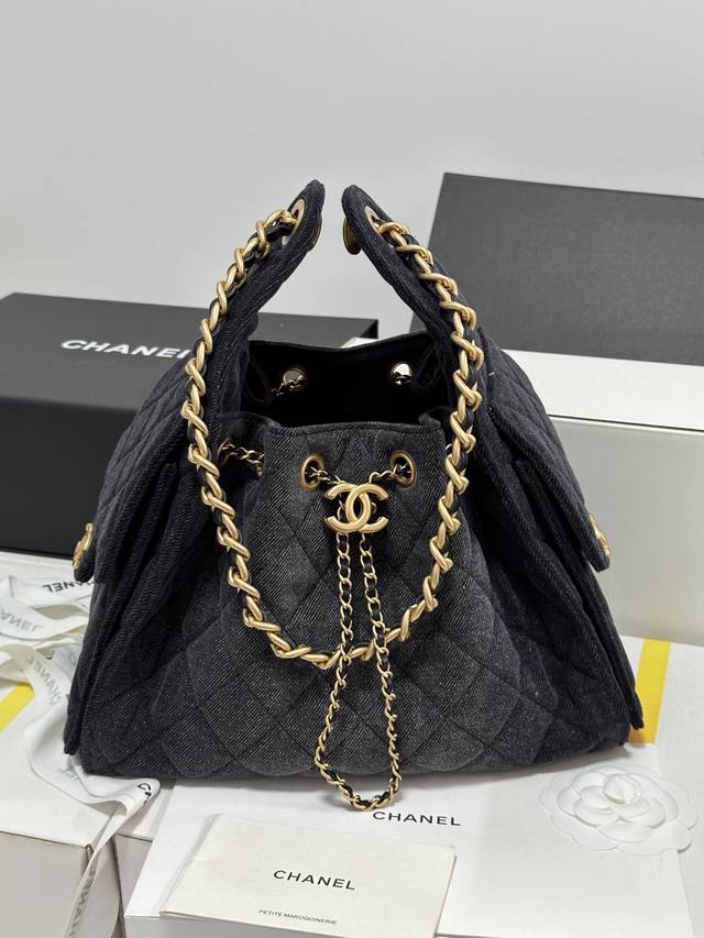 嬉皮小号 丹宁牛仔专柜售价购入开发秀场热门嬉皮设计独特，相当霸气的风格超大容量轻松装下日常所需逛街、旅行都是超高值好伙伴五金：厚镀复古金尺寸：** 型号：As5