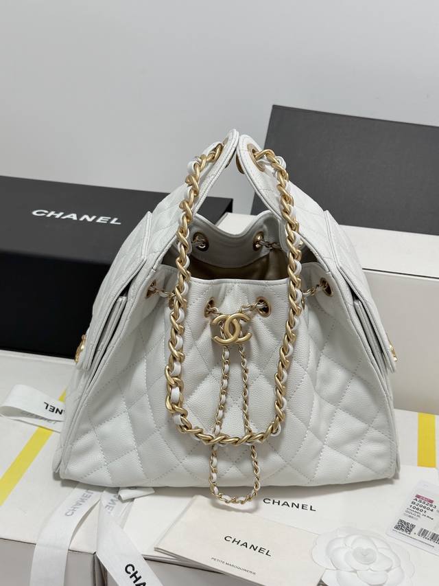 嬉皮小号 鱼子酱白色专柜售价购入开发秀场热门嬉皮设计独特,相当霸气的风格超大容量轻松装下日常所需逛街、旅行都是超高值好伙伴五金:厚镀复古金尺寸:** 型号:As 嬉皮小号 鱼子酱白色专柜售价购入开发秀场热门嬉皮设计独特,相当霸气的风格超大容量轻松装下日常所需逛街、旅行都是超高值好伙伴五金:厚镀复古金尺寸:** 型号:As