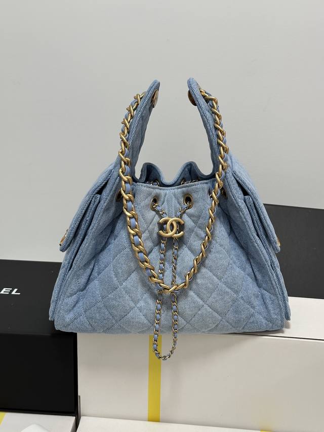 嬉皮小号 丹宁牛仔蓝专柜售价购入开发秀场热门嬉皮设计独特，相当霸气的风格超大容量轻松装下日常所需逛街、旅行都是超高值好伙伴五金：厚镀复古金尺寸：** 型号：As