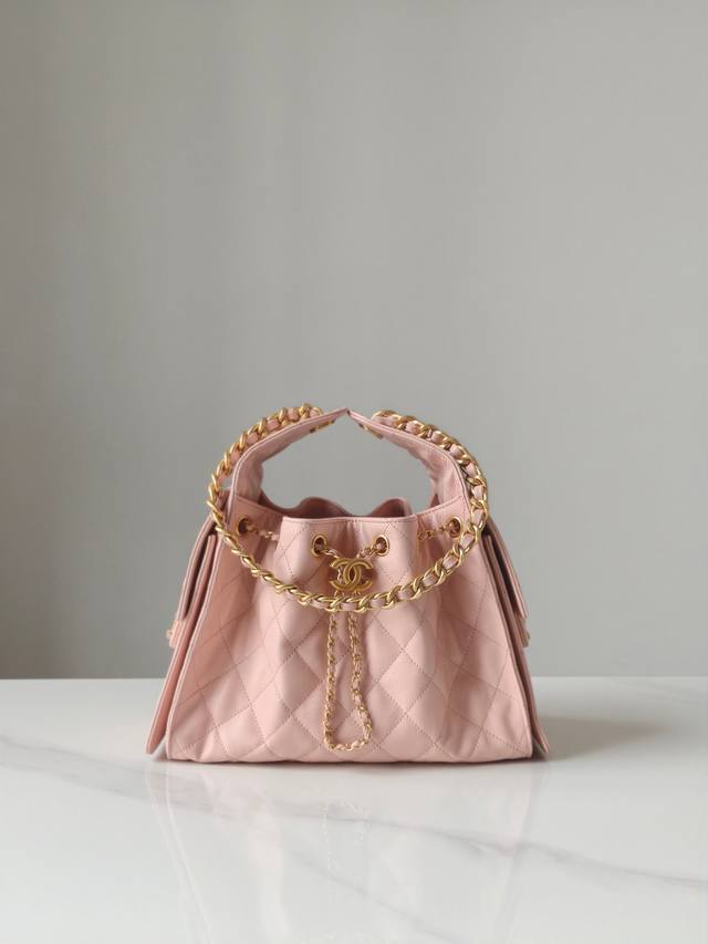 正品级 全新到货 早春嬉皮购物包小号 粉色专柜售价购入开发秀场大热门嬉皮购物袋设计独特，相当霸气的风格超大容量轻松装下日常所需逛街、旅行都是超高值好伙伴五金：厚