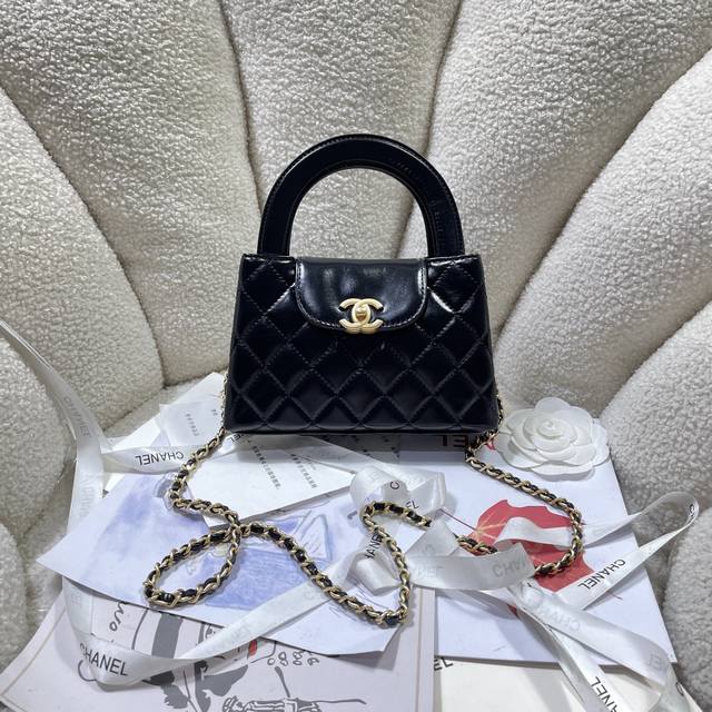 黑色金扣！现货24A Kelly手柄包 丝绒布时尚是一个轮回，大热门中古Kelly被Chanel重新设计焕发生机，中古Kelly以经典的手柄手提出名，在基础加上