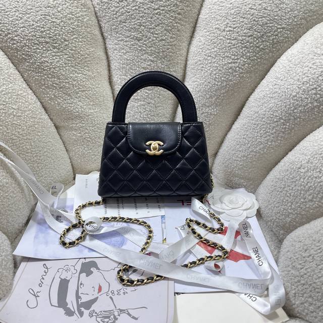 克色羊皮！现货24A Kelly手柄包 丝绒布时尚是一个轮回，大热门中古Kelly被Chanel重新设计焕发生机，中古Kelly以经典的手柄手提出名，在基础加上