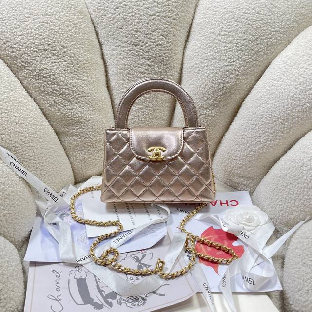 香槟金！现货24A Kelly手柄包 丝绒布时尚是一个轮回，大热门中古Kelly被Chanel重新设计焕发生机，中古Kelly以经典的手柄手提出名，在基础加上皮