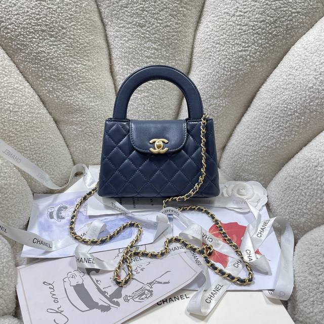 深蓝羊皮！现货24A Kelly手柄包 丝绒布时尚是一个轮回，大热门中古Kelly被Chanel重新设计焕发生机，中古Kelly以经典的手柄手提出名，在基础加上