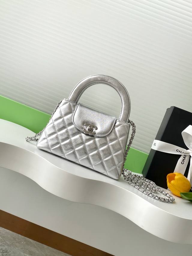 C Kelly手柄包 时尚是一个轮回，大热门中古Kelly被Chanel重新设计焕发生机，中古Kelly以经典的手柄手提出名，在基础加上皮穿链肩带颠覆传统，更加