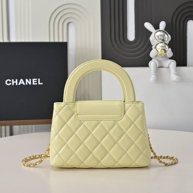 24A Kelly手柄包 小鸡黄时尚是一个轮回，大热门中古Kelly被Chanel重新设计焕发生机，中古Kelly以经典的手柄手提出名，在基础加上皮穿链肩带颠覆