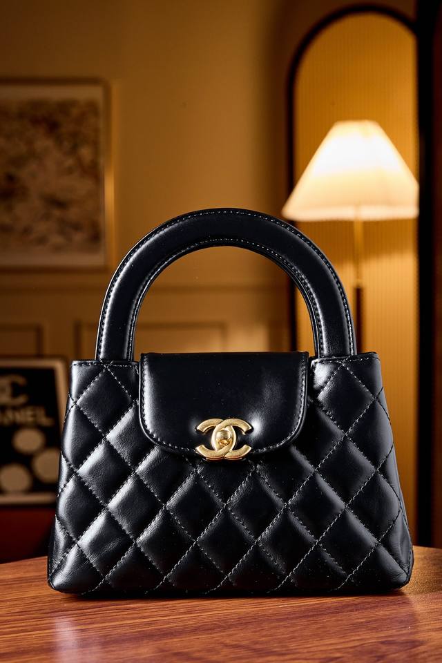 24P Kelly 凯莉23K秋冬走秀爆款来袭 不仅衣服 包包也很多设计非常赞的款式，但是，我要说的是包包，真的很绝啊，感觉钱包要按不住了 Keyy作为设计灵感