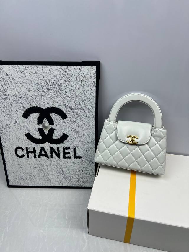 白金系列Chanel又仙又奢又贵气啊！4416白色古金清新雅致的白色系展现满满的千金感啦~[转圈]尺寸：13X19X7㎝