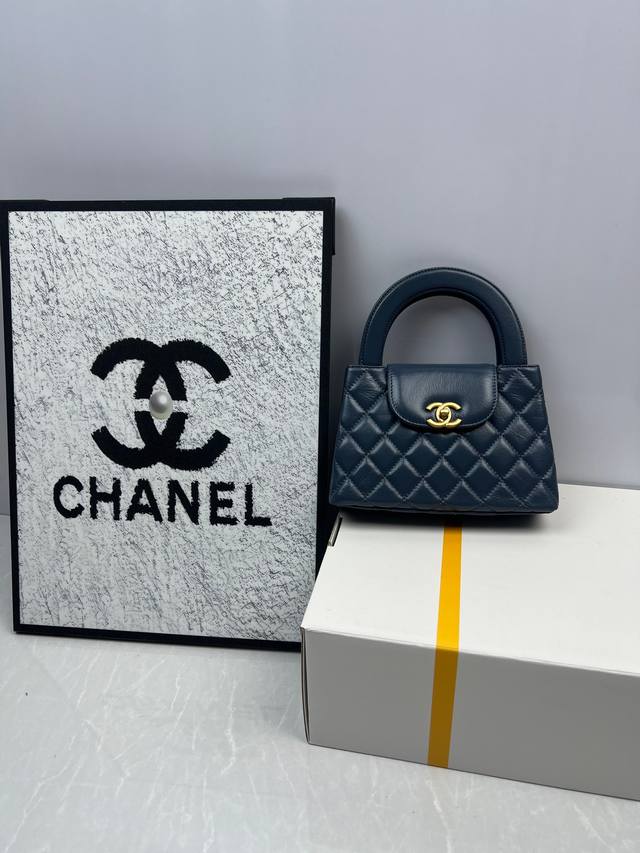 香奈儿23K Kelly4416浅蓝古金手柄包 时尚是一个轮回，大热门中古Kelly被Chanel重新设计焕发生机，中古Kelly以经典的手柄手提出名，在基础加