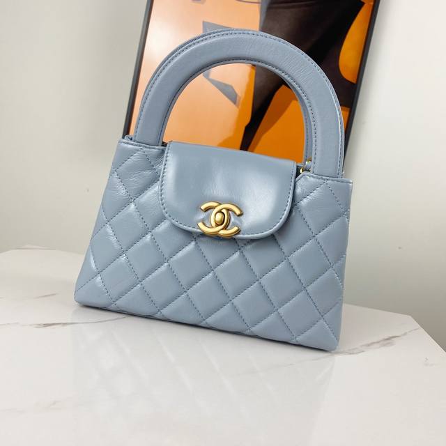 浅蓝 24K 新版Kelly手柄包 正版尺寸 时尚是一个轮回，大热门中古Kelly被Chanel重新设计焕发生机，中古Kelly以经典的手柄手提出名，在基础加上