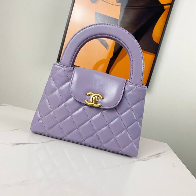 浅紫色 24K 新版Kelly手柄包 油蜡皮正版尺寸 时尚是一个轮回，大热门中古Kelly被Chanel重新设计焕发生机，中古Kelly以经典的手柄手提出名，在