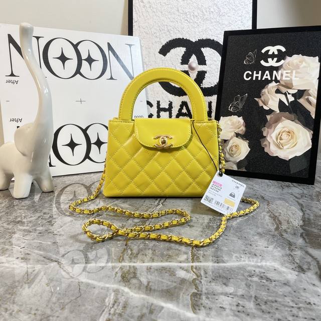 高版本！配白盒出货！黄色！现货24A Kelly手柄包 丝绒布时尚是一个轮回，大热门中古Kelly被Chanel重新设计焕发生机，中古Kelly以经典的手柄手提