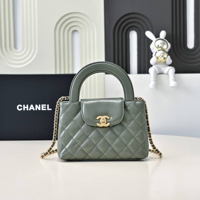 24A Kelly手柄包 新颜色时尚是一个轮回，大热门中古Kelly被Chanel重新设计焕发生机，中古Kelly以经典的手柄手提出名，在基础加上皮穿链肩带颠覆