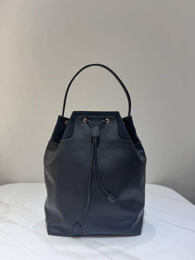 Backpack,织物拼皮经典黑色搭配,包口配有肩带可以手拎和肩背,非常方便,收绳松紧设计,黑金配色依旧简约高级,手感质感毋庸置疑!还发现用途很多,容量也很大, Backpack,织物拼皮经典黑色搭配,包口配有肩带可以手拎和肩背,非常方便,收绳松紧设计,黑金配色依旧简约高级,手感质感毋庸置疑!还发现用途很多,容量也很大,