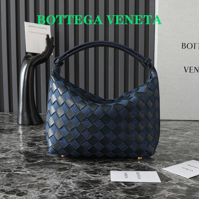 牛仔 Bv出新包包啦Wallace 饭盒包，手柄袋可调节长短，瞬间变成可腋下背的Hobo款式，安静的力量，动态的工艺，全包丹宁牛仔拼太空蓝色纳帕羊皮，肩带调节按