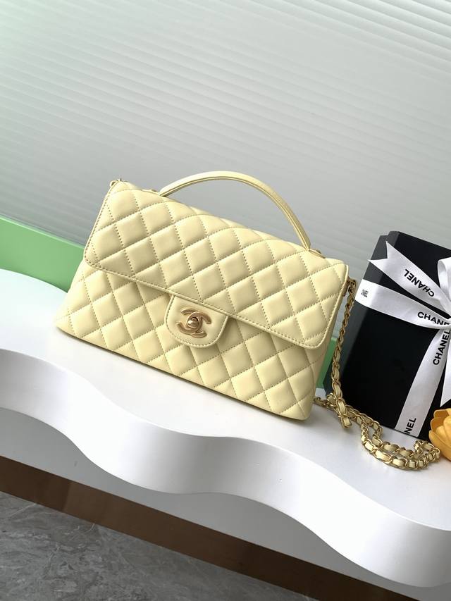 25P Kelly 超级有质感的25P Kelly拿下啦 是谁的梦中情包！可手拎 可单肩 可斜跨，没有一个小女孩儿能拒绝这款包啊拜托、你真的很会拿捏我们 整体超