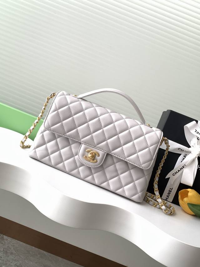 25P Kelly 超级有质感的25P Kelly拿下啦 是谁的梦中情包！可手拎 可单肩 可斜跨，没有一个小女孩儿能拒绝这款包啊拜托 香奈儿你真的很会拿捏我们