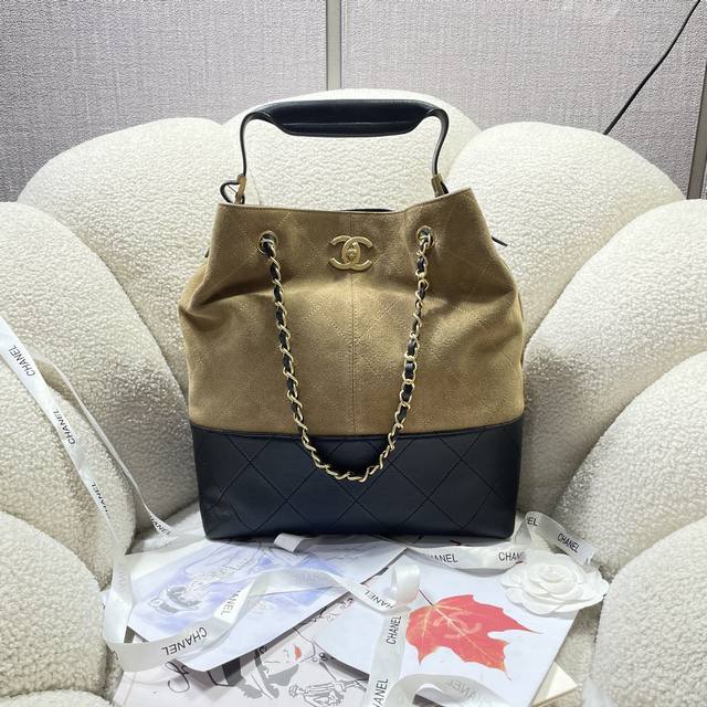 Ohanel 竖款25A 系列新款来袭，包型简约大气，光滑细腻麂皮，质感拉满，菱格纹+经典双C Logo低调奢华亮面皮革，层次感绝了！做旧金链可调节，单肩 斜挎