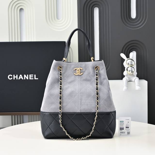 25A麂皮包手工坊大秀的焦点爆款经典与创新交织的杰作灵感来自香奈儿女士的乌木漆面屏风；标志性菱格纹 、邂逅独特拼色的设计 材质的碰撞尽显奢华；大大的包身搭配精巧