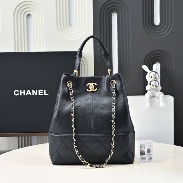 25A手工坊大秀的焦点爆款经典与创新交织的杰作灵感来自香奈儿女士的乌木漆面屏风；标志性菱格纹 、邂逅独特拼色的设计 材质的碰撞尽显奢华；大大的包身搭配精巧的小包