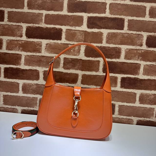 专柜品质，顶级原单货，实物实拍！782849橙色漆皮，尺寸：宽27.5X高19X侧宽4Cm，