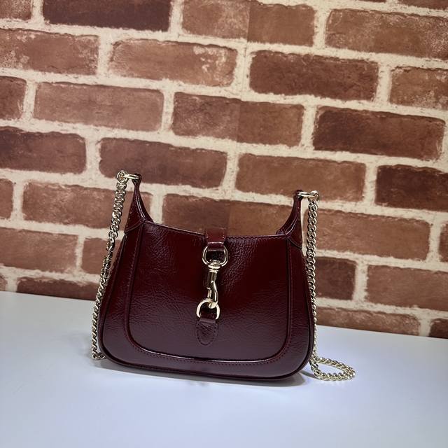 专柜品质，顶级原单货，实物实拍！782889皱漆酒红，尺寸：宽19.5X高18X侧宽3.5Cm，