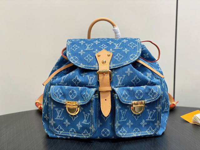 原单精品 M95056蓝色 丹宁牛仔布双肩包 Lv Vintage 双肩包 M95240玫粉色 中古绝版限量款 采用牛仔帆布材质 柔软麂皮衬里 正面按锁翻盖开合