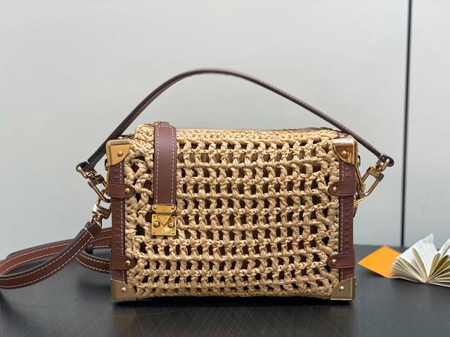 原单精品 M14405编织 拉菲草软盒子 Side Trunk 中号手袋 本款Side Trunk 中号手袋以拉菲草传递南法闲适风情，再借牛皮革饰边和 S-Lo