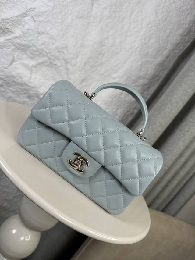 Chanel 21K最新Mini Cf Handle 手提包 As2431 经典菱格口盖包 饰以精致经典链子搭配手提，细腻羊皮：润饰手袋，脱颖而出，演绎永恒优雅