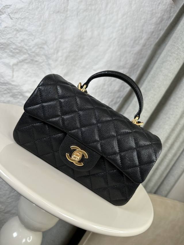 Chanel 21K最新Mini Cf Handle 手提包 As2431 经典菱格口盖包 饰以精致经典链子搭配手提，芝麻纹牛皮皮：润饰手袋，脱颖而出，演绎永恒