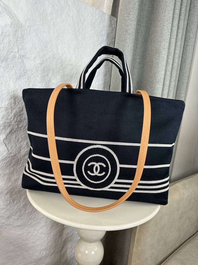 Chanel 经典牛仔布购物袋经典沙滩布包新沙滩牛仔帆布包经典旅游购物袋系列，原版牛皮手柄．妈咪包简易的搭扣设计 ．任何细节对版布料，品质超赞！超级无敌大容量日
