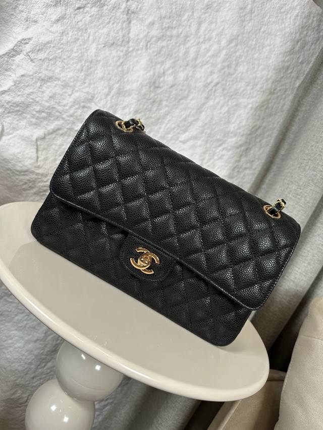 升级版 全名Classic Fla0 1112荔枝纹尺寸： 15.5*25.5*6.5Cm皮料：原厂Haas大球鱼子酱内里进口小羊皮五金：24K电镀 全钢五金经