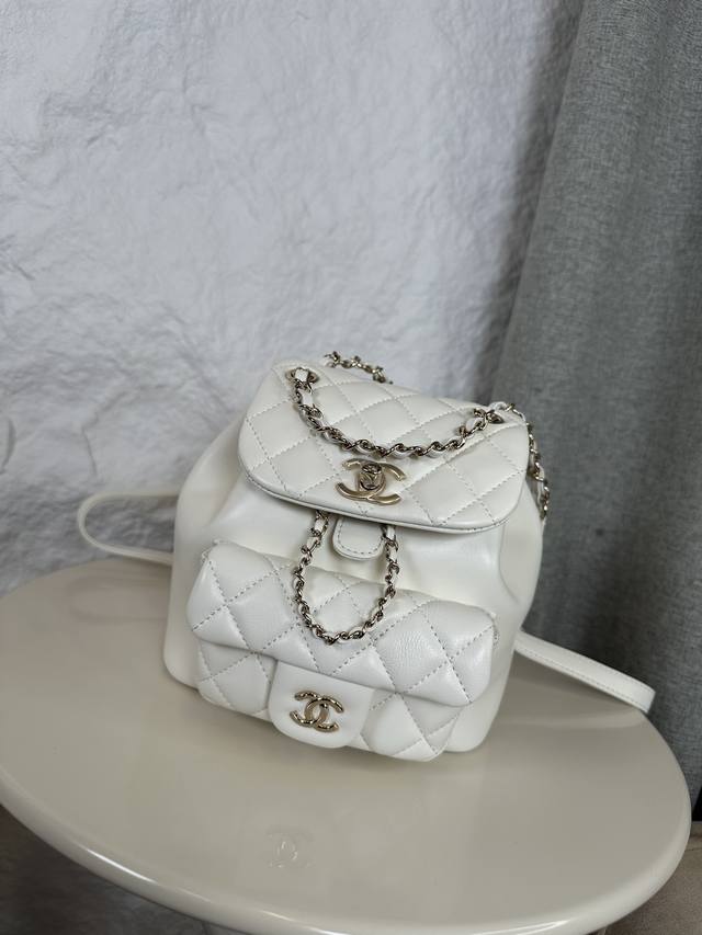 22A系列 As2908羊皮Duma双肩小背包 女款背包 一眼爱上这个羊皮,这个白不用担心了,耐脏喔!容量超感人~夏天的花洋装搭这个一定无敌仙女!冬天背也超仙♀ 22A系列 As2908羊皮Duma双肩小背包 女款背包 一眼爱上这个羊皮,这个白不用担心了,耐脏喔!容量超感人~夏天的花洋装搭这个一定无敌仙女!冬天背也超仙♀