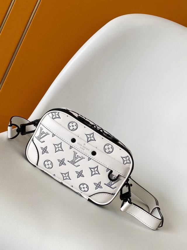 M83383 M82542黑花 M82544压花黑Neo Alpha 手袋以圆润笔触浓缩过往 Alpha 手袋设计，以柔软 Monogram Eclipse 帆