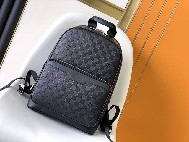 N40094 Campus 双肩包本款 Campus 双肩包的 Damier Infini 牛皮呈现银色光泽，品牌经典 Damier 棋盘格以压纹质感重新演绎。