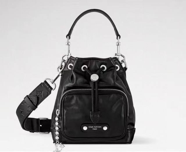 M13985黑色 顶级原单 变码芯片163C 全皮手提包 Noé Cargo 手袋 本款 Noé Cargo Jmlt小号水桶包为牛皮革注入锦纶般的炫目光泽，以