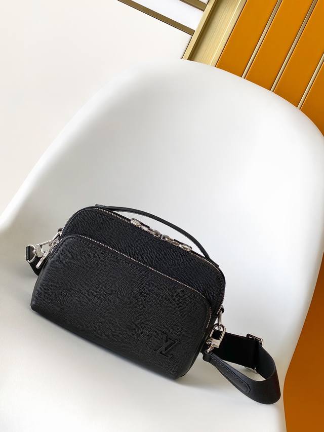 M11657十字纹牛皮 顶级原单芯片 這款小巧的Avenue郵差包以Taga牛皮製造，為公事包增添獨特個性。時尚的設計綴以頂端手柄、鈀色金屬件及帶狀織物肩帶細節