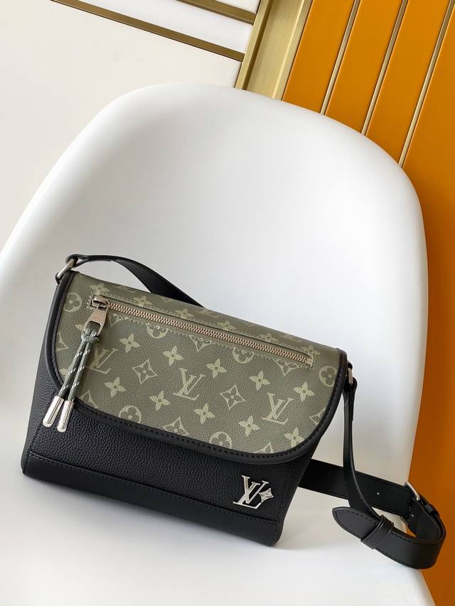 顶级原单 M12625 Pulse邮差包以粒面皮革和Monogram帆布演绎摩登风尚。线绳拉链头洋溢运动气息，可轻松开启翻盖上方的外袋，另有拉链口袋暗藏于翻盖下