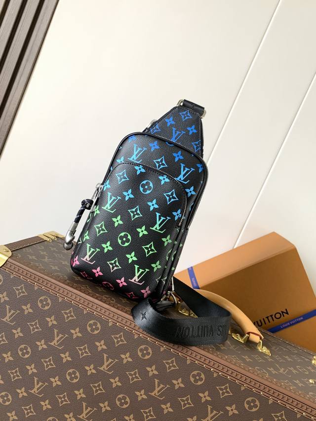 M13963 顶级原单 变码芯片163C 本款 Avenue 小号单肩包选用 Monogram Eclipse 涂层帆布，以精巧构型探索斜挎出行的潮流意趣。主隔